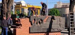 В Днепре массово демонтируют памятники с советской символикой
