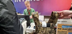 Сеть гипермаркетов обвинили в продаже волонтерских бронежилетов