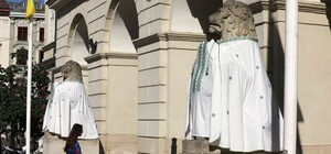Фігури левів у Львові традиційно одягнули у вишиванки — фото