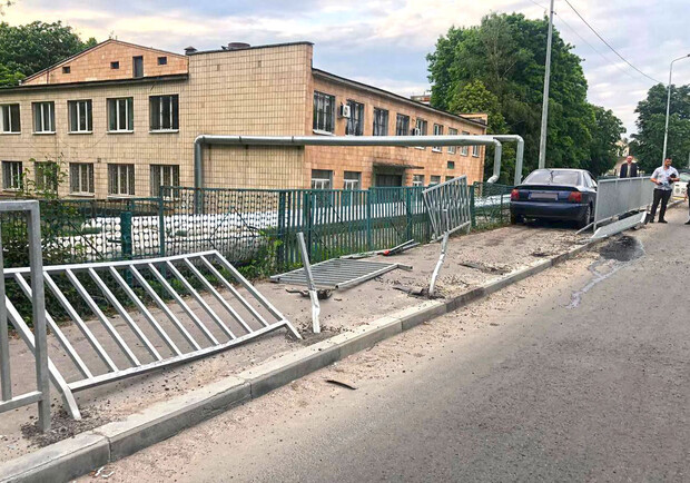 В Полтаве Audi снес забор и вылетел на тротуар 