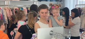 В Днепре подарили одежду и игрушки детям, которых привезли из зоны боевых действий