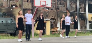 В Харькове выпускники станцевали прощальный вальс на развалинах школы №134