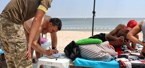Военные рассказали, зачем вручают повестки на пляжах в Одессе и что это значит