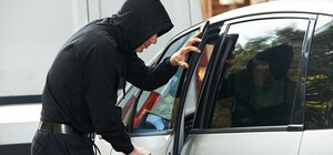 На Троещине двое мужчин нашли в подъезде ключи от чужого авто и решили прокатиться