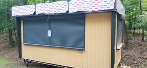 В Голосеевском парке к МАФу провели электрокабели прямо по деревьям