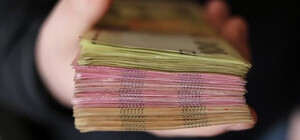 В Киеве мужчина под видом волонтера завладел деньгами украинцев