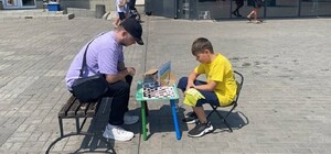 В Днепропетровской области дети играют в шашки с прохожими, чтобы собрать деньги на ВСУ