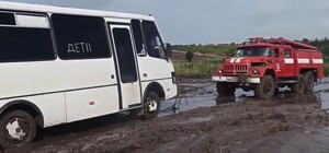 Запорожские спасатели вытащили 33 автобуса с людьми на размытой 