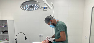 В Одессе хирург бесплатно делает пластические операции пострадавшим от войны