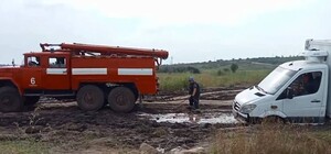 Запорожские спасатели извлекли 11 микроавтобусов на размытой 