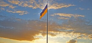 Самый большой флаг Украины в Киеве на склонах Днепра поменяют ко Дню государственного флага