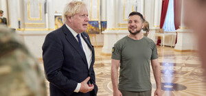 Борис Джонсон приїхав до Києва та отримав іменну табличку на Алеї сміливості