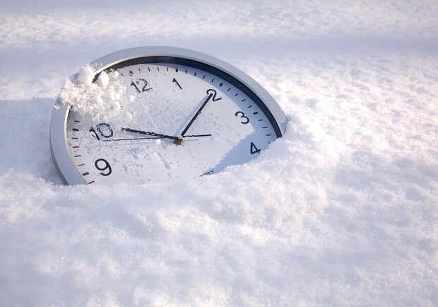 Перехід на зимовий час 2022: коли в Україні треба переводити стрілки годинника 