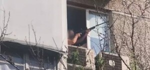 Фото, где мужчина с винтовкой в Киеве якобы сбивает дроны со своего балкона – фейк