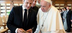 Скандальчик: Еммануель Макрон подарував Папі Римському книгу, викрадену у Львові