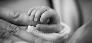 На Днепропетровщине мать выбросила младенца в выгребную яму