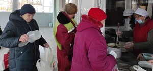 Чем кормят: в Харькове открылись пункты выдачи горячей пищи