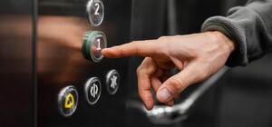 В Запорожье мужчина разбился в шахте лифта