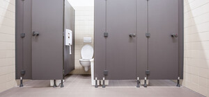 На Новопечерских Липках парни напали в туалете на девушек