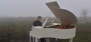 В бронежилете среди разрушений: в Изюме выступил известный пианист Дариус Мажинтас 