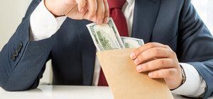 В бюро судебно-медицинской экспертизы вымогали с 