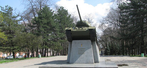 В Днепре демонтируют танк на проспекте Яворницкого