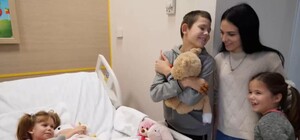 Женщина усыновила 4 детей из Купянска, отец которых погиб от кассетного снаряда