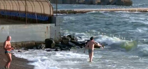 Крещение: некоторые одесситы проигнорировали запрет на купание в море, а другие прыгали в бассейн