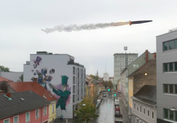 Українська художниця розклеїла наліпки у вигляді ракети на вікнах закордонного транспорту. 