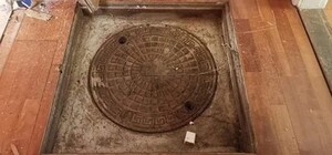 Расширили жилплощадь: на Молдаванке дворовый канализационный люк оказался в квартире