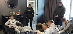 Нацполиция проводит обыски у молодых людей, которые спаивали и унижали девушек