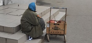 У Дніпрі бабуся продає на вулиці запаси з погребу, щоб допомогти ЗСУ
