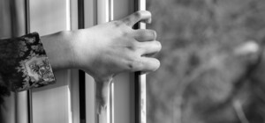 Возле многоэтажки в Суворовском районе Одессы обнаружили тело 13-летней девочки