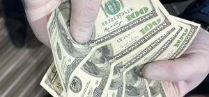 Оставили погребальный венок, чтобы заставить уплатить 