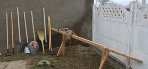 Незвичайний експеримент: на цвинтарі в Одеській області безкоштовно видаватимуть інвентар для догляду за могилами