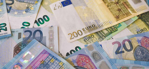 Курс валют в Україні 24 березня 2023 року: скільки коштує долар і євро