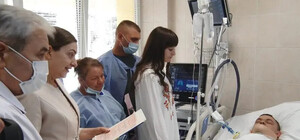 У лікарні Дніпра важко поранений боєць одружився зі своєю коханою 