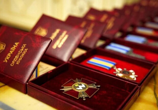 Отримай відповідь: за які досягнення дають звання "Герой України" - фото