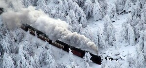 Через сильний снігопад на Львівщині масово затримуються потяги 