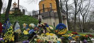 В память погибшего героя Украины Да Винчи собрались люди на Аскольдовой могиле