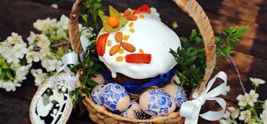 В Киеве верующие стоят в огромных очередях в храмы, чтобы освятить корзины: фото