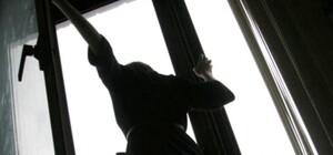 В Днепропетровской области женщина сорвалась с балкона 5-го этажа