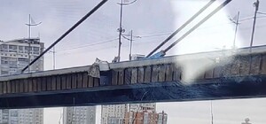 В Киеве с Северного моста в воду упал МАФ: видео