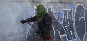 В Днепре на набережной удаляют вандальные надписи