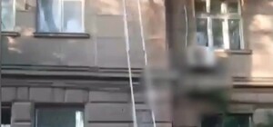 В Одессе женщина решила сходить в гости через балкон, но застряла