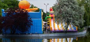 Парк Победы незаконно заставили аттракционами