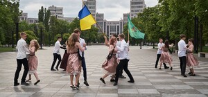 Выпусники харьковской школы станцевали вальс на площади Свободы (фото)