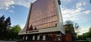 В Запорожье через аукцион за 41 миллион продали 10-этажное здание банка