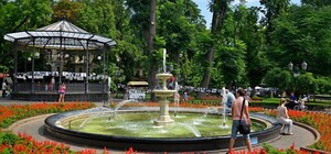 В Одессе мужчина решил искупаться в фонтане Горсада и повредил его