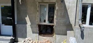 В Днепре владелец кафе незаконно прорубил дверь в доме